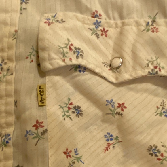 Levi’s button down - Picture 2 of 3